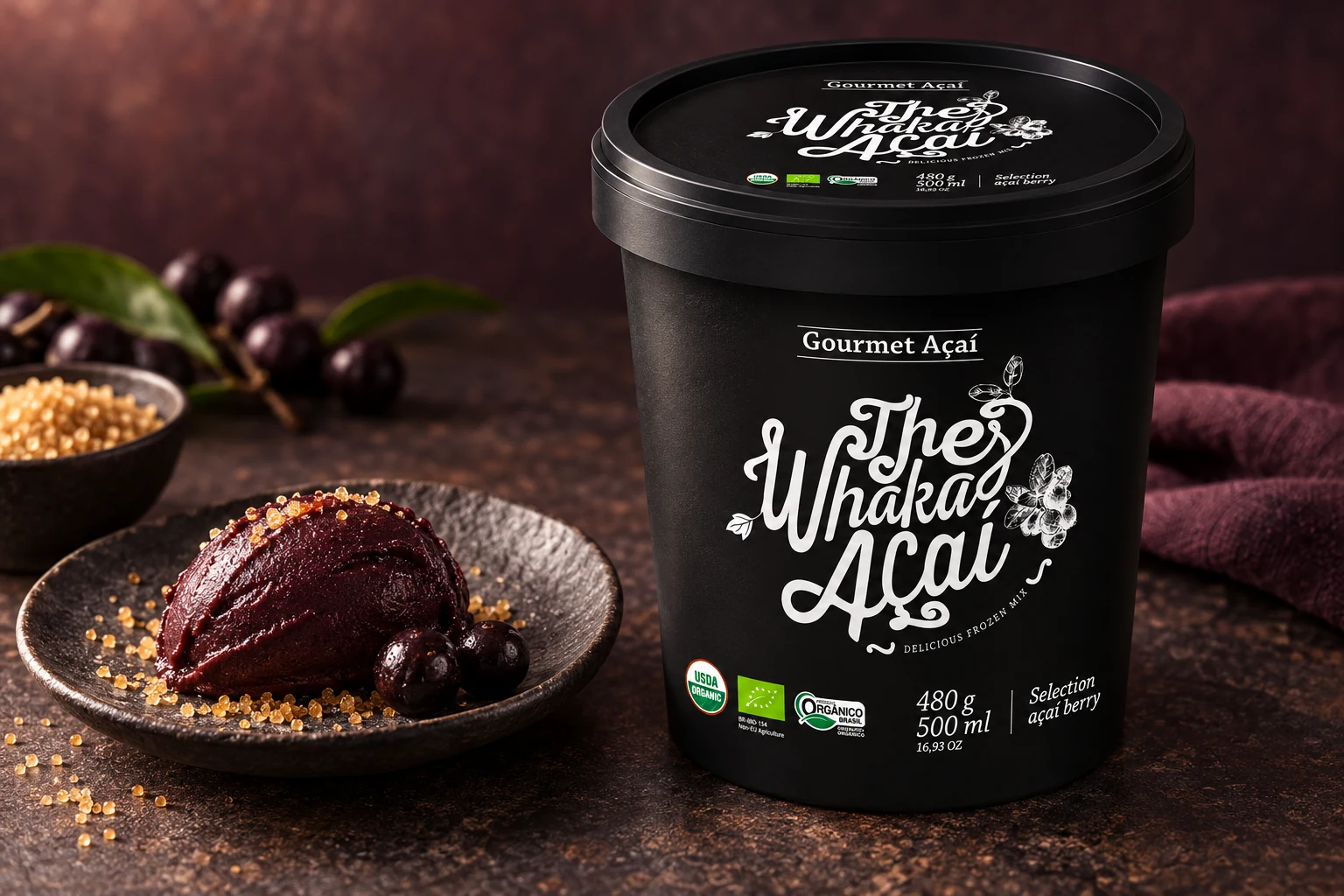 Pote preto The Whaka Açaí Gourmet com uma porção de açaí e pequenos cristais de açúcar demerara