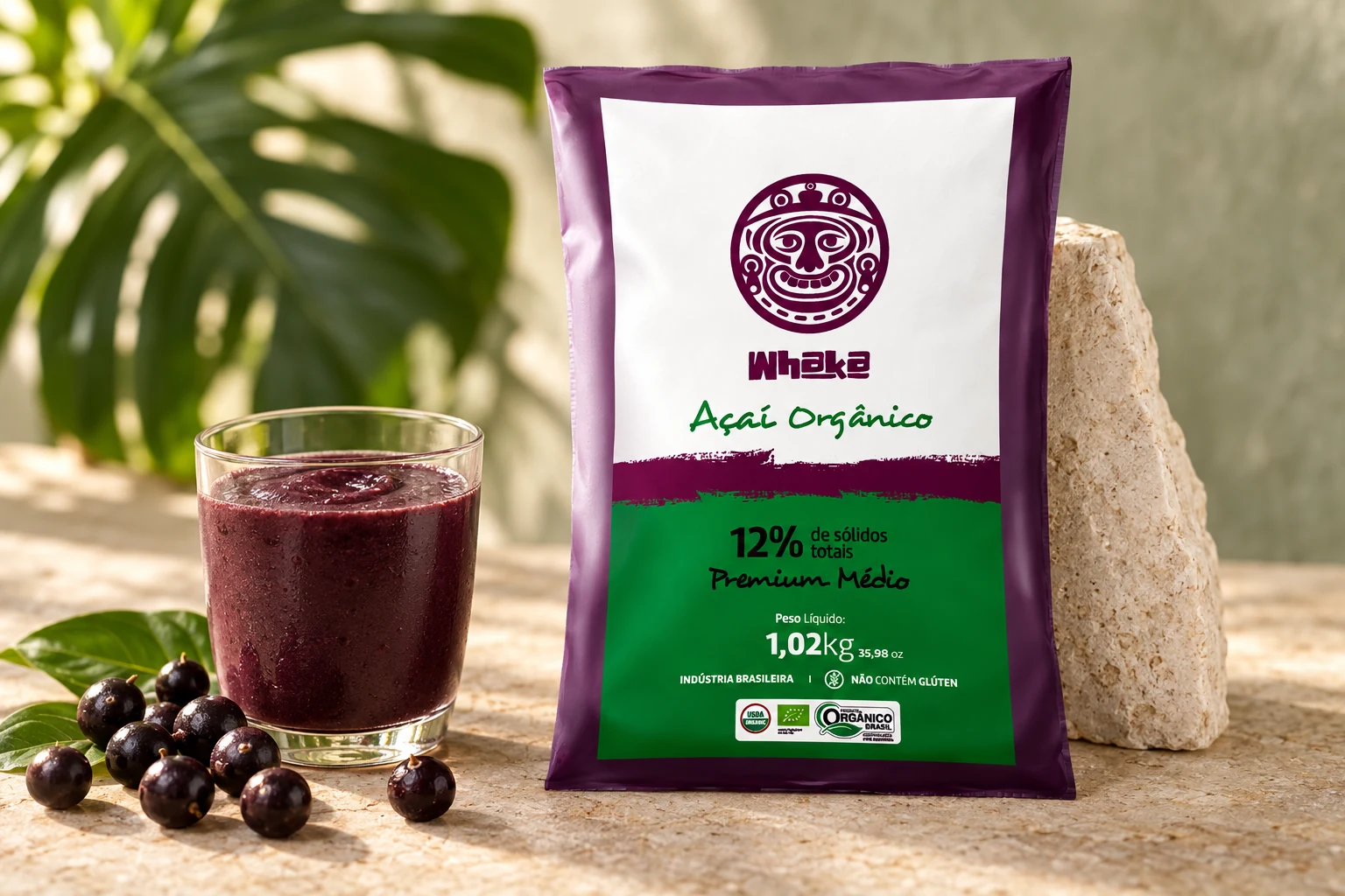 Embalagem de polpa de açaí orgânico Whaka com um copo de açaí e frutos, ilustrando a linha orgânica