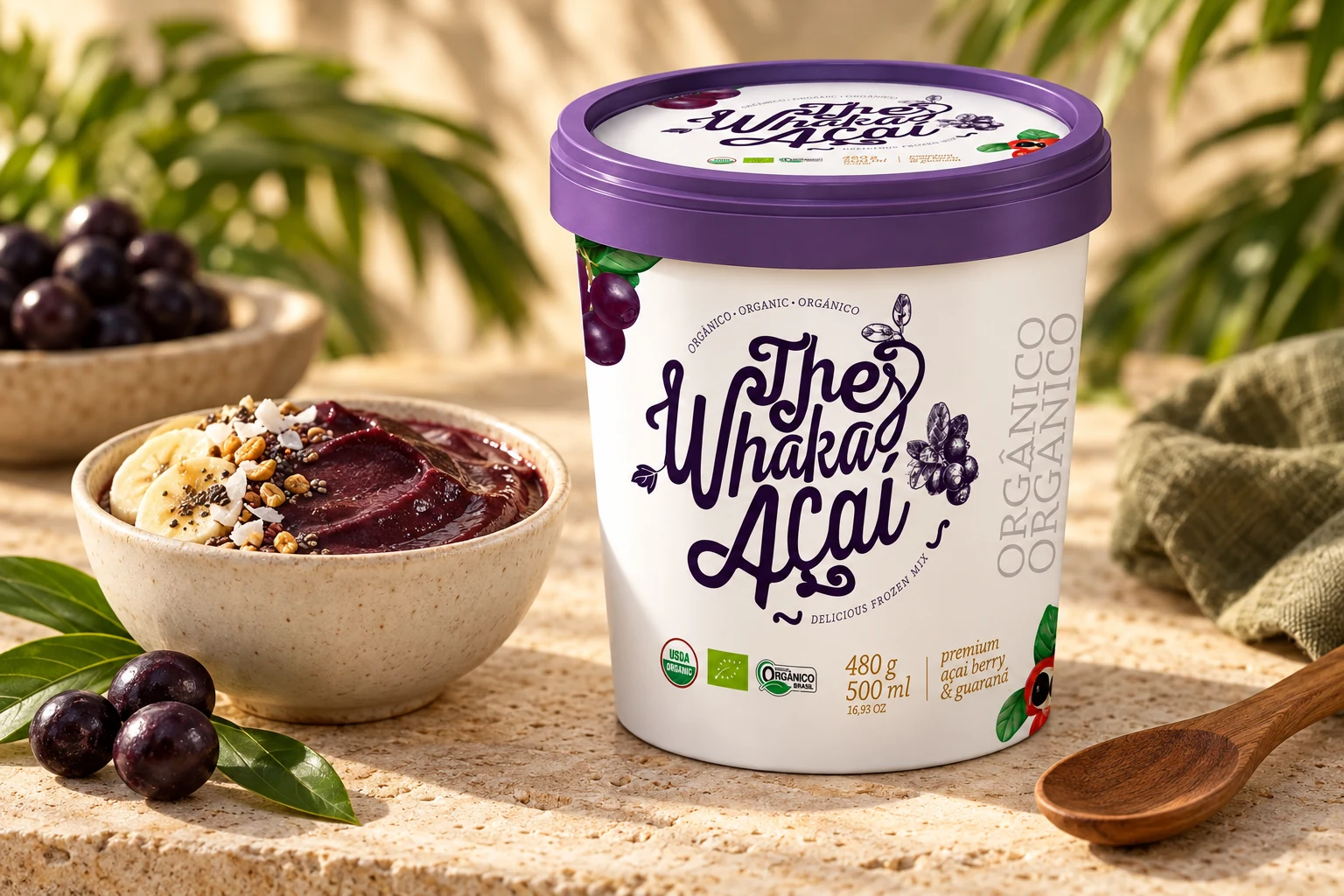 Pote The Whaka Açaí com tampa roxa ao lado de uma sugestão de servir açaí em cerâmica clara